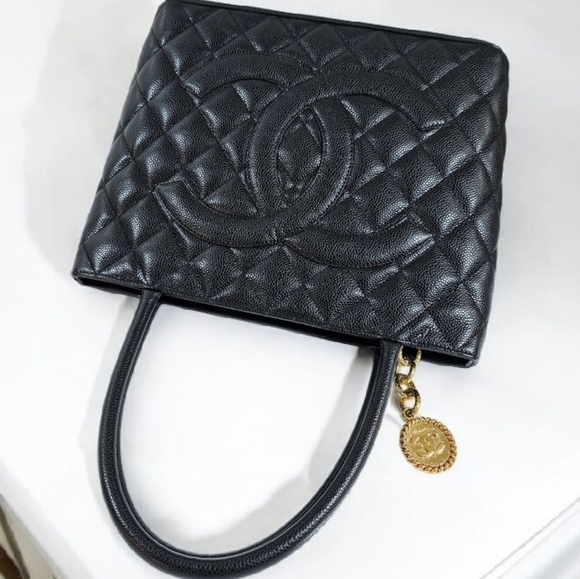 ✨️Authentic Chanel Black Medallion Caviar Leather Tote Bag (Excellent Condition) - Picture 4 of 16